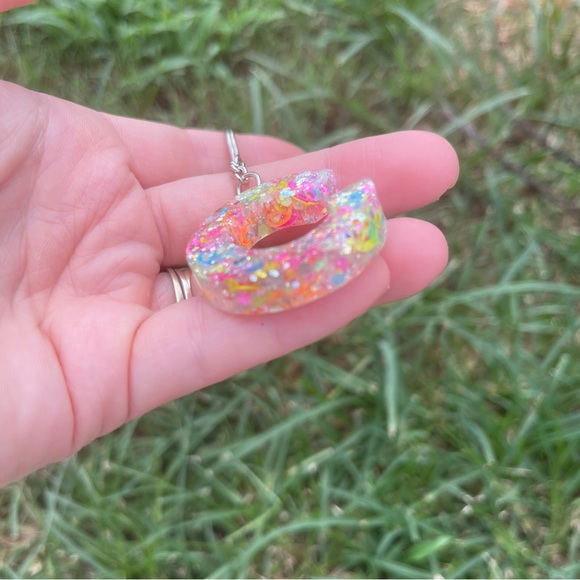 Initial Keychain C Handmade With Resin - Picture 5 of 6